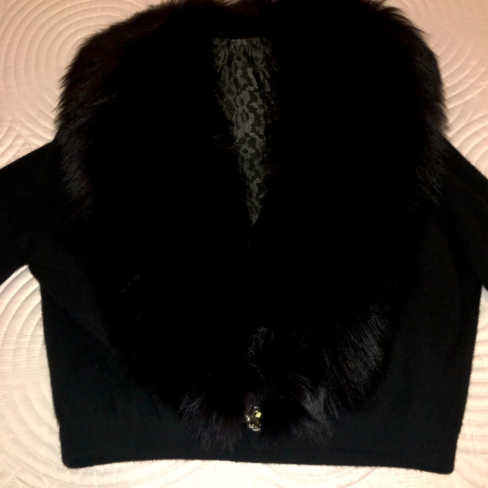 Wool short sweater with fur collar